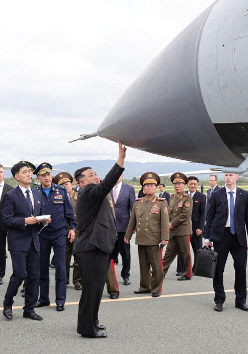 Imagen - El dictador norcoreano, Kim Jong-un, inspecciona un misil ruso 'Kinzhal'