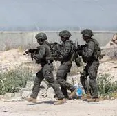 Miembros del ejército israelí inspeccionan el lugar de un tiroteo en Al-Awja, en Cisjordania.
