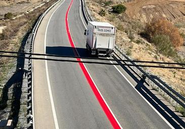 Qué significa la línea roja que la DGT pone en las carreteras: lo que debes saber de esta marca vial