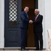 El primer ministro portugués, Luís Montenegro, saluda al mandatario saliente António Costa, este jueves en Lisboa.