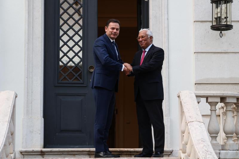 El primer ministro portugués, Luís Montenegro, saluda al mandatario saliente António Costa, este jueves en Lisboa.