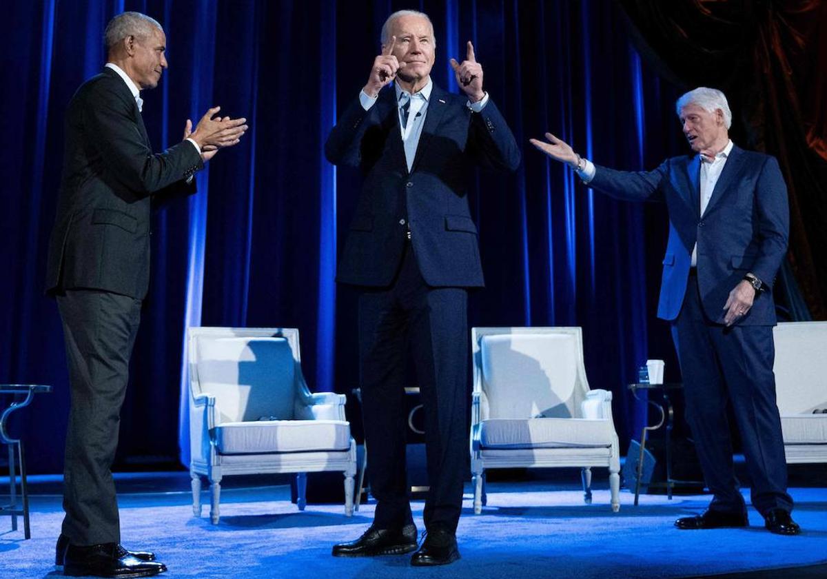 Barack Obama, Joe Biden y Bill Clinton, en el acto celebrado el viernes en el Radio City Music Hall de Nueva York.