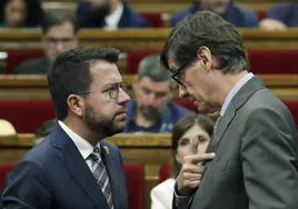 Pere Aragonès y Salvador Illa, durante una sesión en el Parlament.
