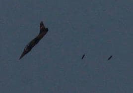 Un avión de combate realiza un bombardeo sobre Siria.
