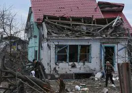En la localidad ucraniana de Kamianske, en la región de Dnipropetrovsk, varias casas han sufrido daños durante los ataques del viernes.