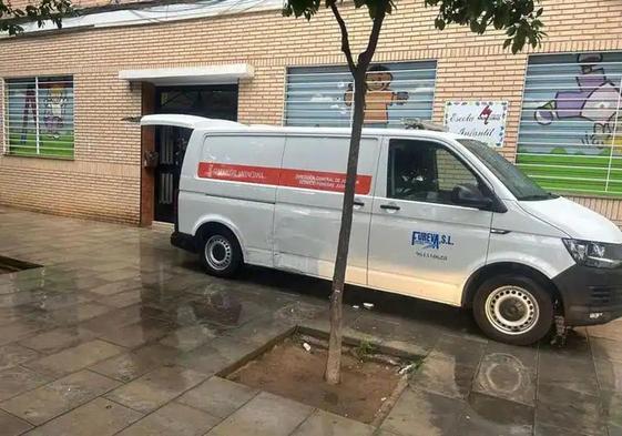 Un furgón funerario en el lugar donde se han producido los hechos.