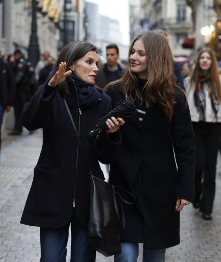 Imagen secundaria 2 - Los Reyes y sus hijas asisten a la procesión de la Soledad en Madrid