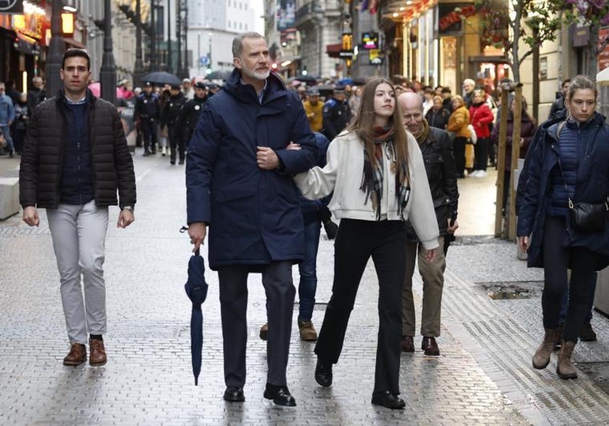 Imagen principal - Los Reyes y sus hijas asisten a la procesión de la Soledad en Madrid