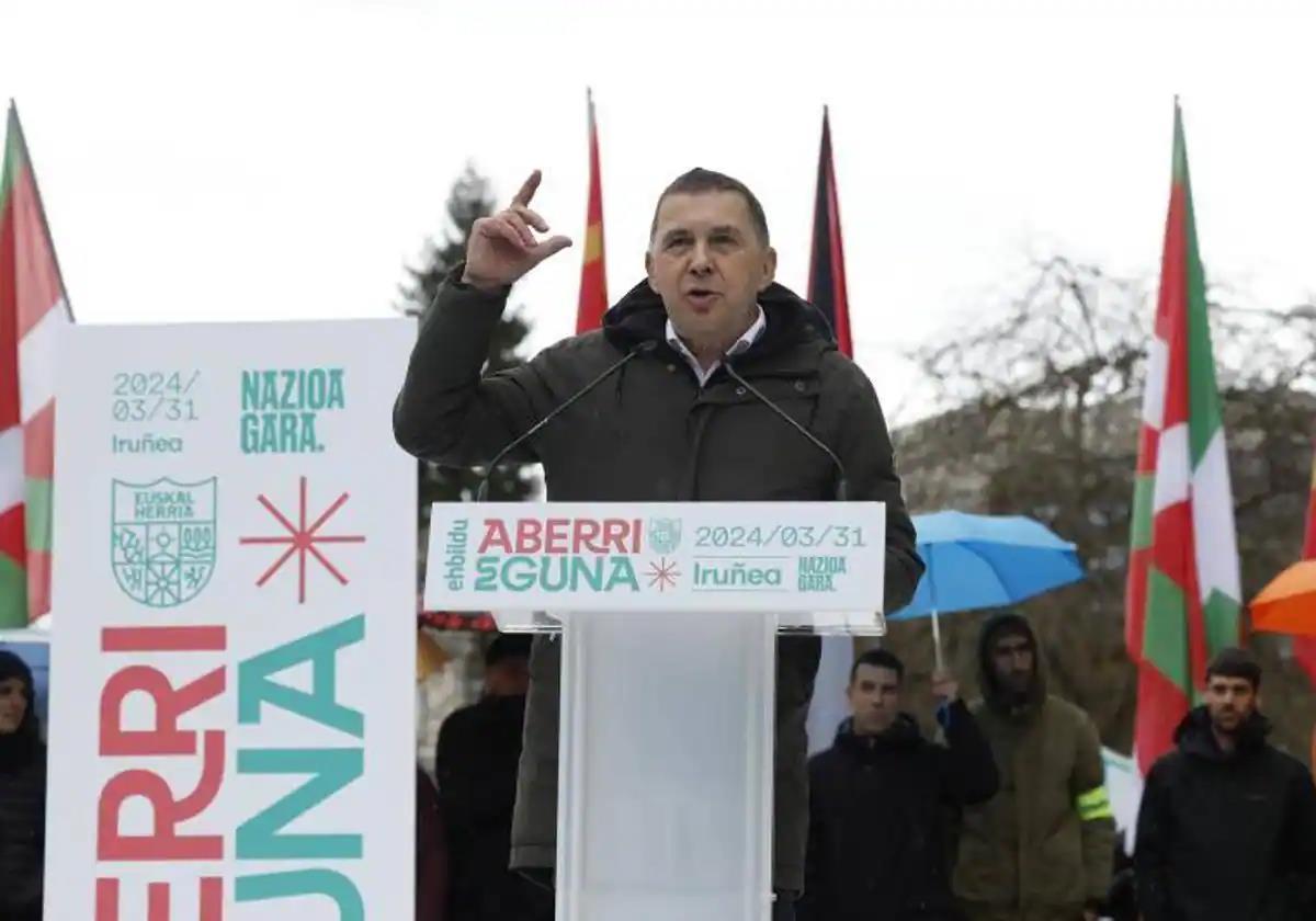 El coordinador general de EH Bildu, Arnaldo Otegi, este domingo durante su intervención en Pamplona por el Aberri Eguna.