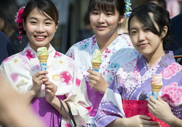 Jóvenes chinas ataviadas con trajes japoneses se retratan en Tokio.