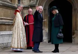 Carlos III saluda a su llegada a la capilla de San Jorge en el castillo de Windsor.