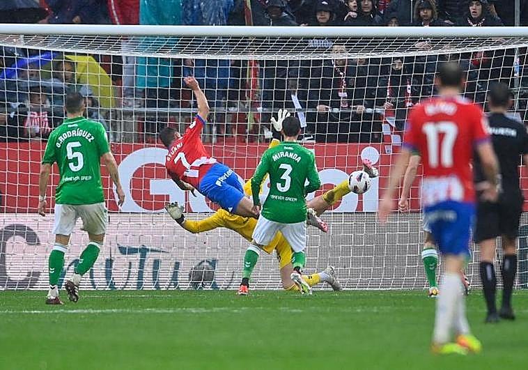 Stuani consolida al Girona en la zona Champions en el descuento