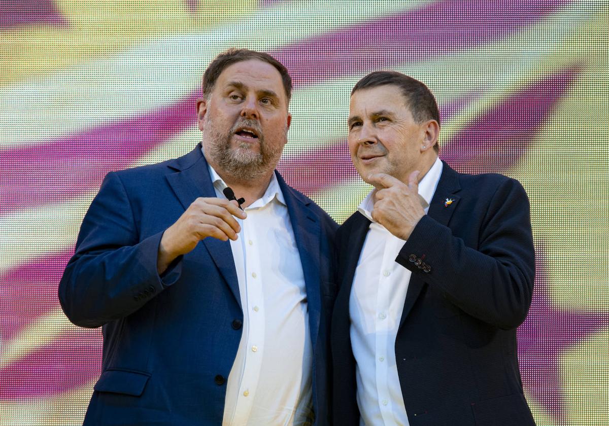 El presidente de Esquerra, Oriol Junqueras, y el coordinador general de EH Bildu, Arnaldo Otegi, en un pasado acto conjunto en Barcelona.