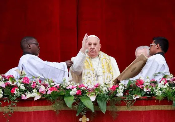 El Papa ofrece la bendición 'Urbi et Orbi' durante la misa del Domingo de Resurrección.