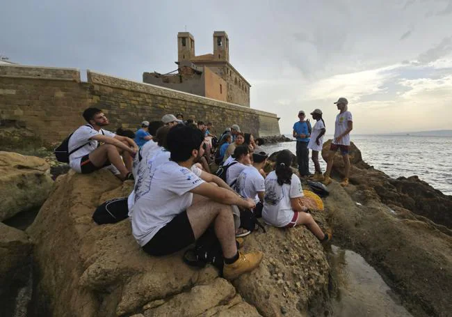 Young people on the island of Tabarca in a plastic cleaning project in the Mediterranean.