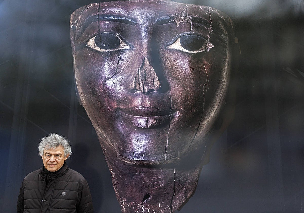 José Manuel Ballester ante una de sus enormes imágenes, 'Sonrisa egipcia' (1100-900 a C.) en el exterior del MAN.