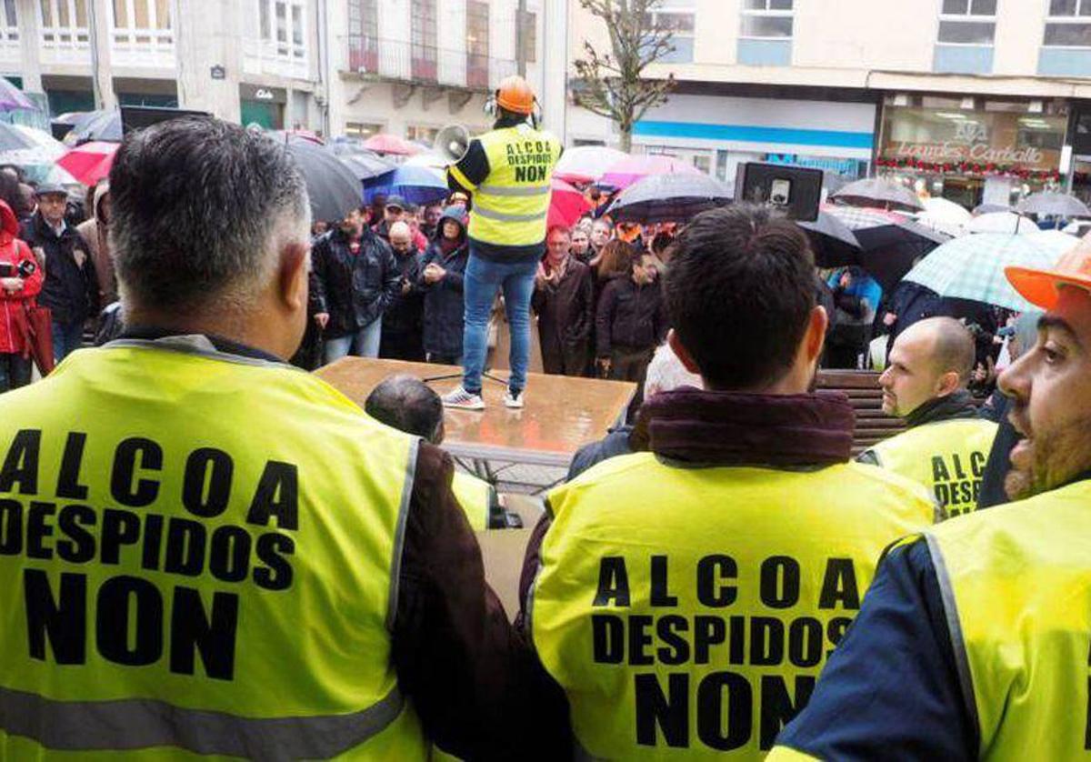 Trabajadores de Alcoa protestando contra los despidos.