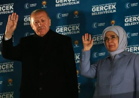 El presidente turco, Recep Tayyip Erdogan, con gesto serio tras reconocer su derrota electoral.