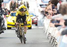 Primoz Roglic se dispone a entrar en meta durante la primera etapa de la Vuelta al País Vasco.