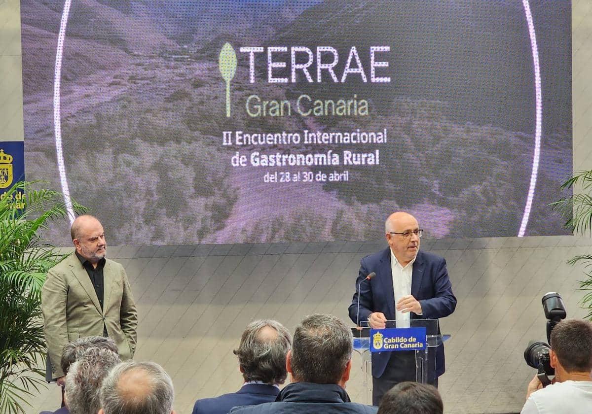 Antonio Morales, presidente del Cabildo de Gran Canaria, en la presentación del encuentro grastronómico, junto a Benjamín Lana, director general de Vocento Gastronomía.