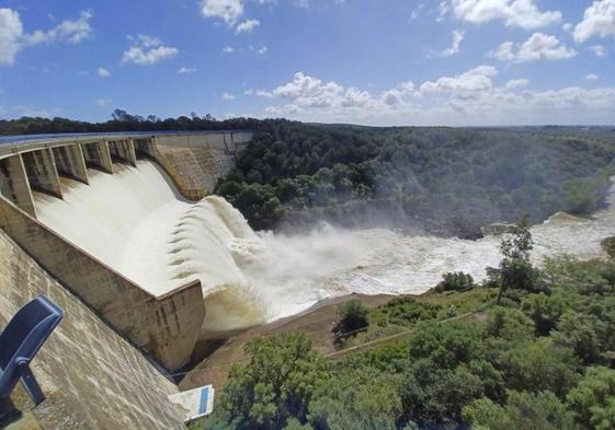 Vista del embalse de El Gergal en la localidad sevillana de Guillena desembalsando agua.