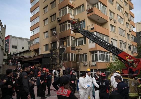 Bomberos y equipos de rescate trabajan en los accesos a la discoteca 'Masquerade'.