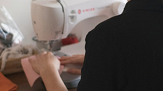 ¿Te apetece iniciarte en el mundo de la costura? Esta es la mejor máquina de coser manual