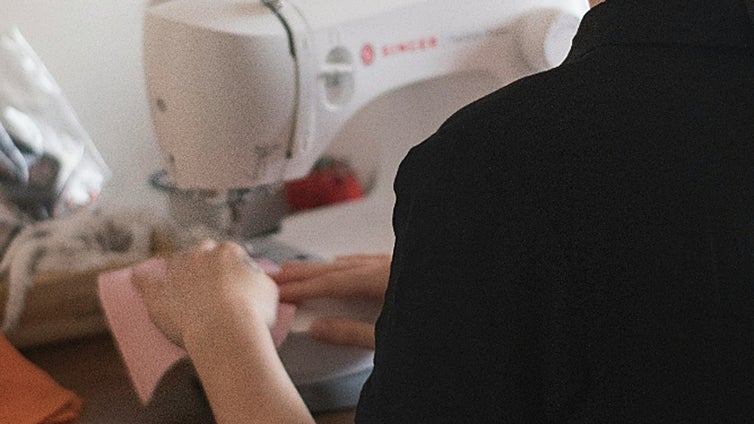 ¿Te apetece iniciarte en el mundo de la costura? Esta es la mejor máquina de coser manual