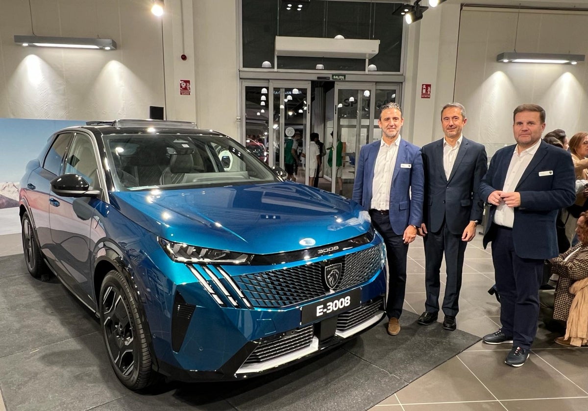 Antonio Chacón Muriel, Carlos González Moreno e Ivan Hinojo Cervino presentan el Peugeot E-3008