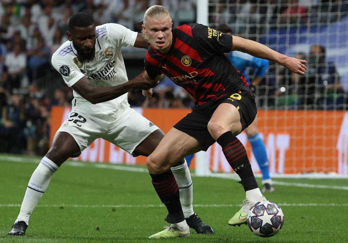 Rüdiger y Haaland pugnan durante el Real Madrid-Manchester City de la pasada temporada.