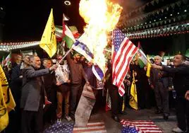 Manifestantes iraníes queman banderas de Israel y Estados Unidos en Teherán.