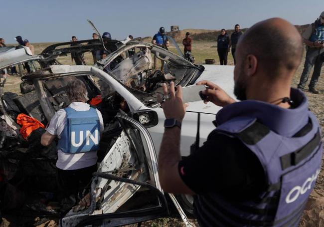 Personal de la ONU inspecciona los restos del convoy de World central Kitchen atacado por Israel.