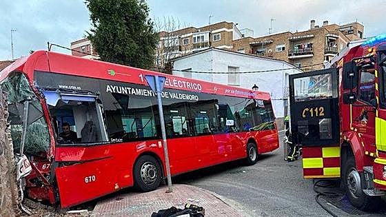 Quince heridos al chocar un autobús municipal contra un muro en Madrid