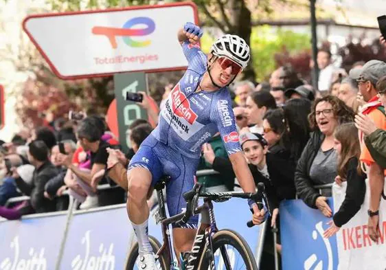 Quentin Hermans celebra la victoria en la tercera etapa de la Vuelta al País Vasco.