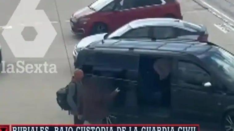 Luis Rubiales, expresidente de la FEF, en la furgoneta de la Guardia Civil.