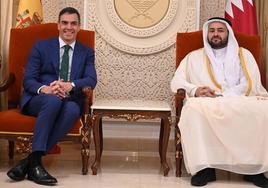 Sánchez, junto al secretario de Estadode Asuntos Exteriores de Catar, Mohammed bin Abdulaziz Al-Khulaifi