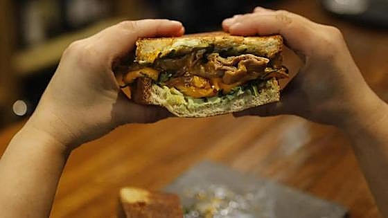 Muere al atragantarse mientras comía un sandwich en un bar de Valencia