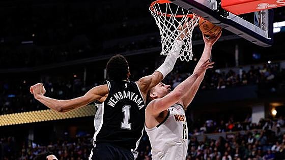 Wembanyama roza el cuádruple-doble, pero sucumbe ante Jokic