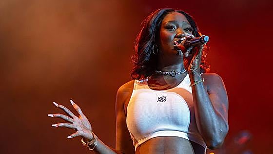 Macron defiende que Aya Nakamura cante en los Juegos Olímpicos, pese a las críticas de la extrema derecha