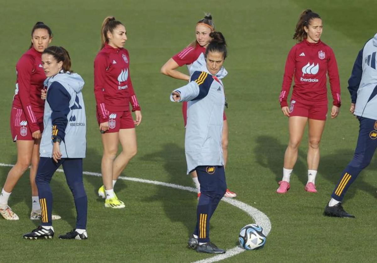Montse Tomé supervisa una sesión de entrenamiento de la selección española femenina.