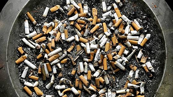 Prohibido vender cigarrillos a los nacidos a partir de 2009: ¿en qué consiste la medida antitabaco más radical?