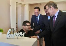 Feijóo visita junto a Mañueco el centro de autismo 'El Corro' en Valladolid.