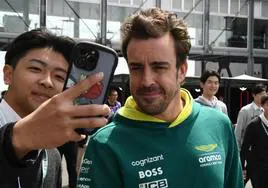 Un aficionado se fotografía junto a Fernando Alonso en el circuito de Suzuka.