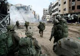 Soldados israelíes operan en la Franja de Gaza en medio del conflicto en curso con el grupo islamista palestino Hamás.