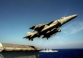 Un avión español Harrier despega durante unas maniobras de la OTAN en septiembre de 1997.