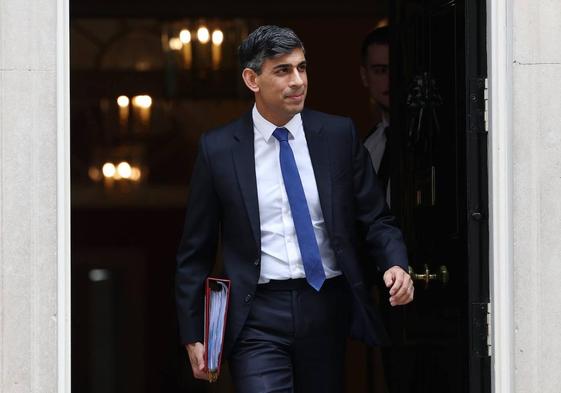 El primer ministro británico, Rishi Sunak, a la salida de Downing Street.