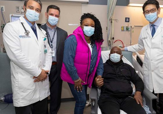 Slayman, con su pareja y el equipo médico.