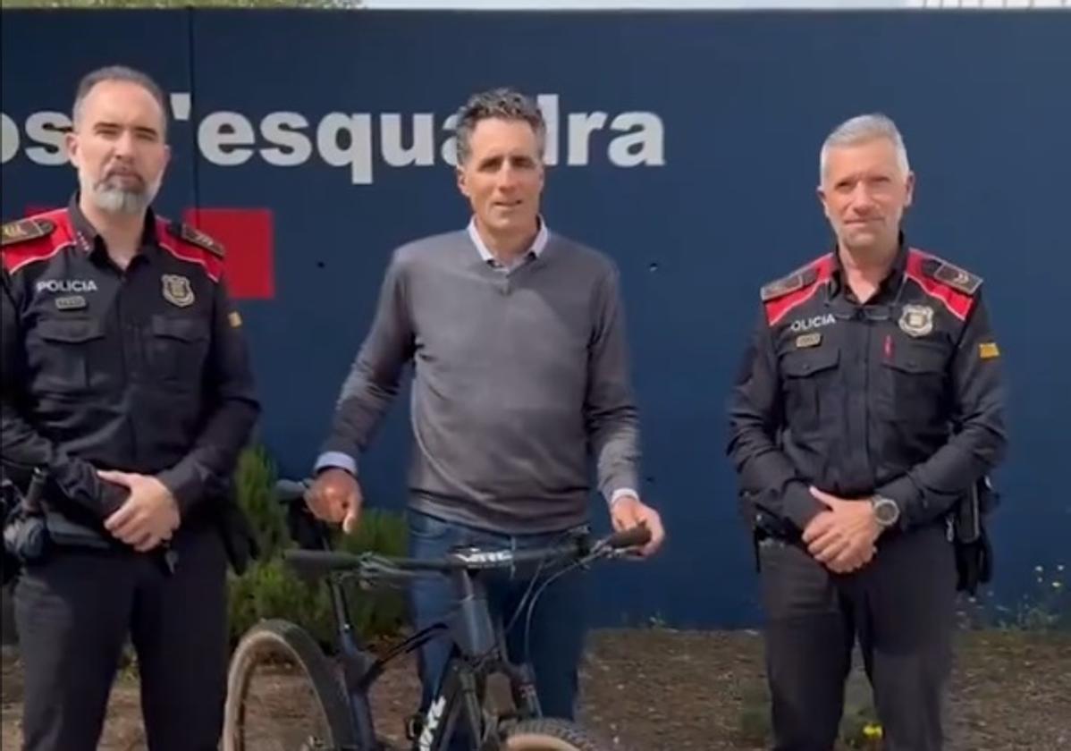 Los Mossos e Indurain, con la bicicleta recuperada.