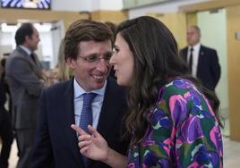 Almeida, con Teresa Urquijo, el año pasado cuando fue reelegido alcalde de Madrid.
