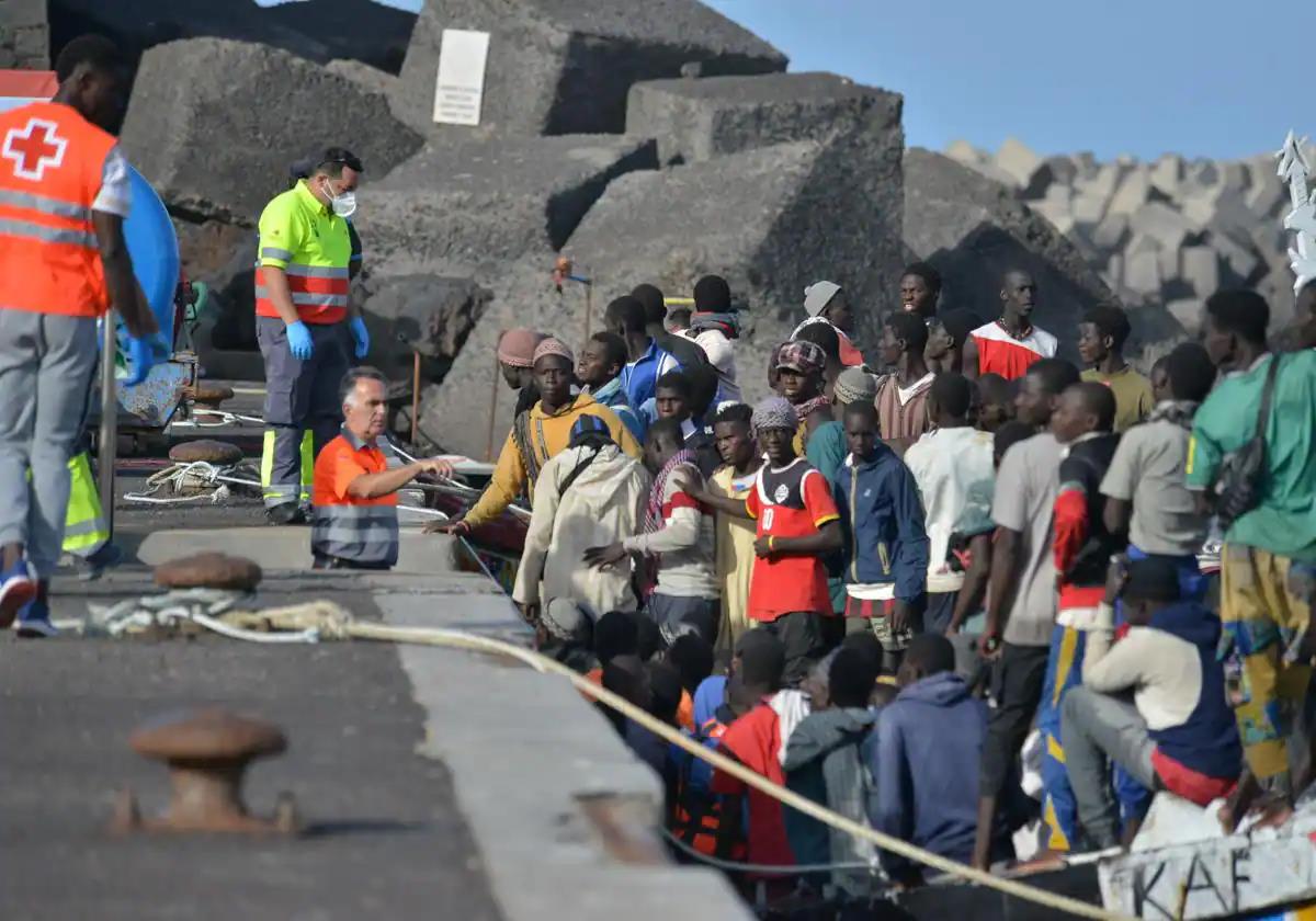 Inmigrantes llegados a Canarias en varios cayucos en octubre de 2023.